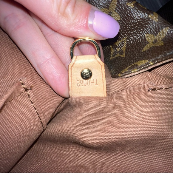 Louis Vuitton
Abbesses Messenger Bag Monogram Canva - Picture 13 of 17